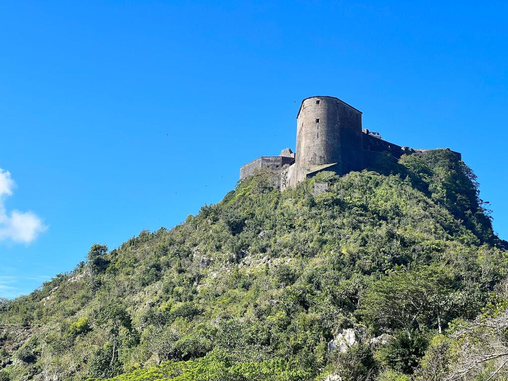 Construite après l'indépendance d'Haïti en 1804, la Citadelle Laferrière, classée au patrimoine mondial de l'UNESCO, a été conçue pour protéger la jeune république contre une nouvelle invasion.
